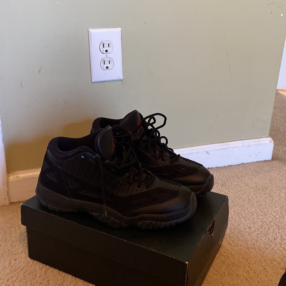 Nike air Jordan 11 low ie size 8.5 great condition